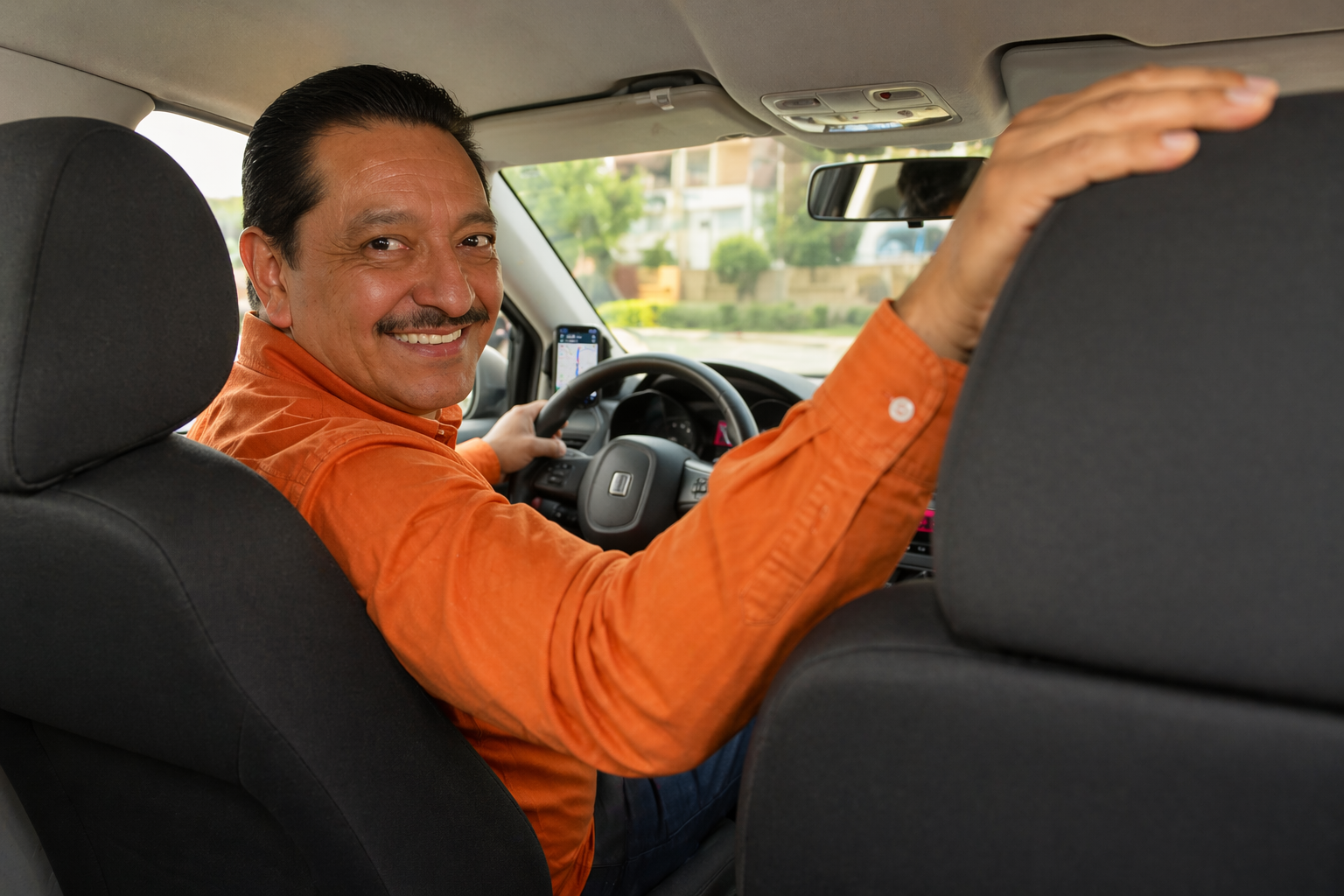 Conductor DiDi sonriendo al volante