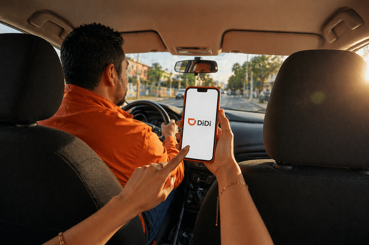 Conductor DiDi con pasajero abriendo la app