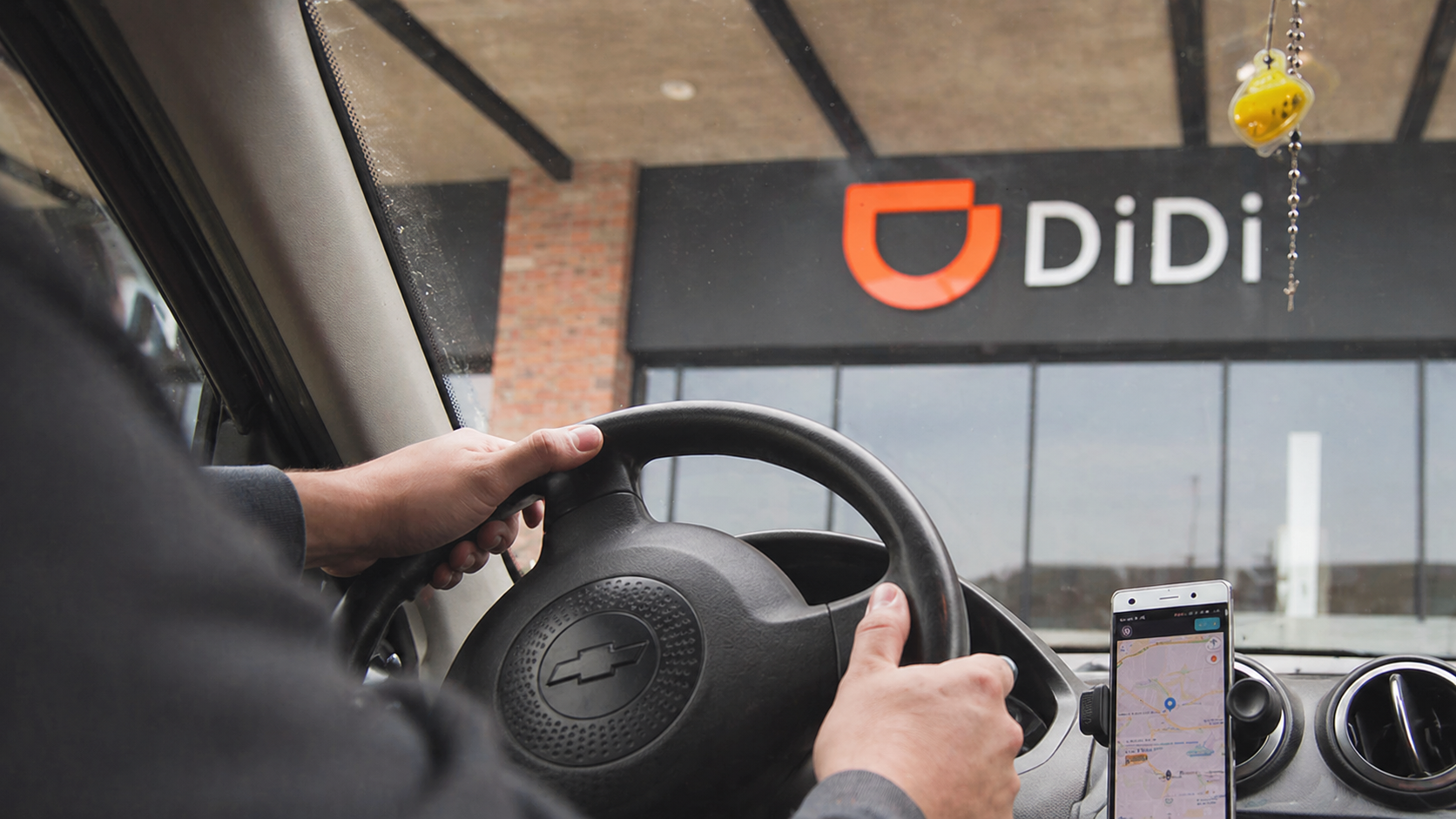 Conductor DiDi al volante con la app activa